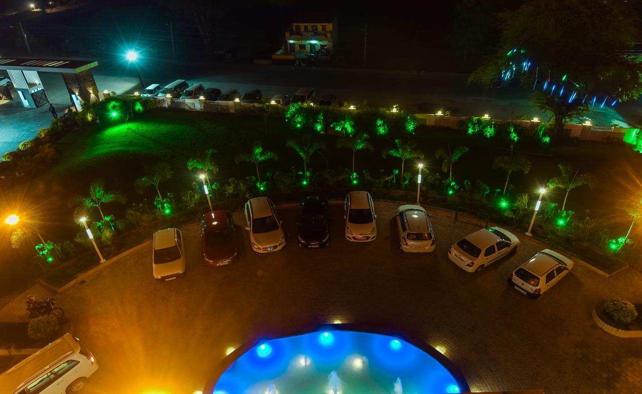 Hotel Atharva Ujjain Exteriör bild