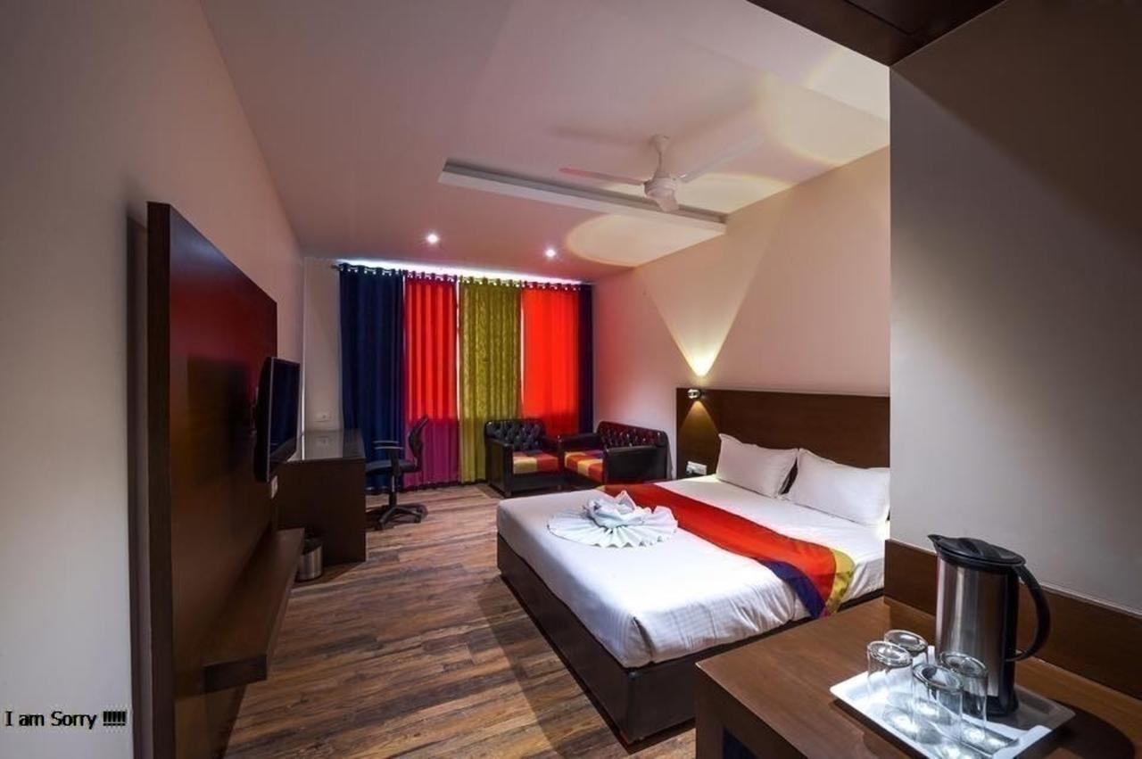 Hotel Atharva Ujjain Exteriör bild
