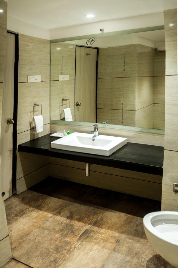 Hotel Atharva Ujjain Exteriör bild