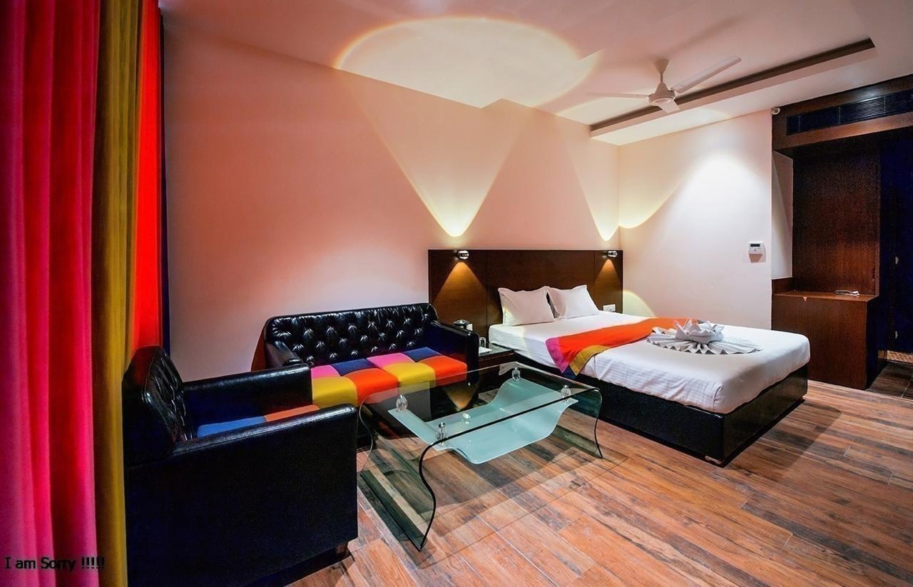 Hotel Atharva Ujjain Exteriör bild