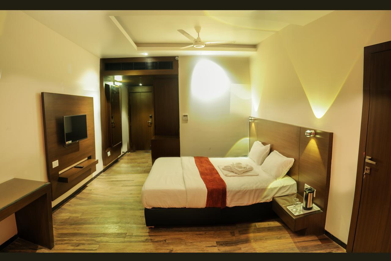 Hotel Atharva Ujjain Exteriör bild