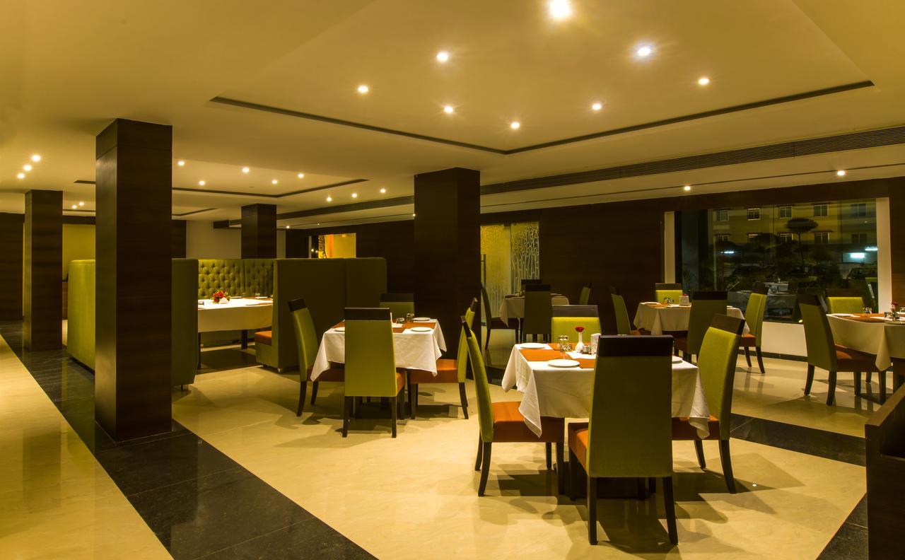 Hotel Atharva Ujjain Exteriör bild
