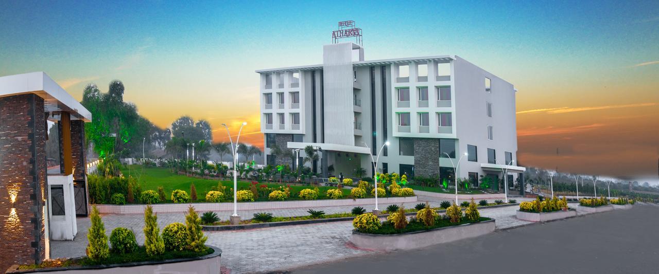 Hotel Atharva Ujjain Exteriör bild